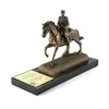 Statuetka Piłsudskiego z grawerem – marmurowa podstawa