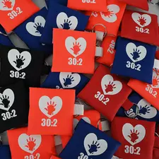 Brelok ratowniczy CPR 30:2 z maseczką M1 i rękawicami nitrylowymi - zestaw do pierwszej pomocy