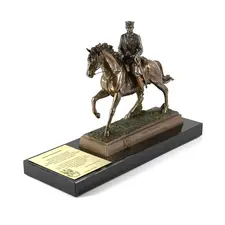 Statuetka Piłsudskiego z grawerem – marmurowa podstawa