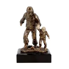 Statuetka strażak z dzieckiem - prezent dla strażaka