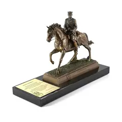 Statuetka Piłsudskiego z grawerem – marmurowa podstawa