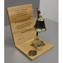 Dzwonek mosiężny na toporku z podstawą i grawerem na drewnie logo OSP