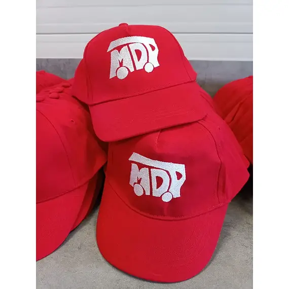 Dziecięca czapka dla MDP czerwona