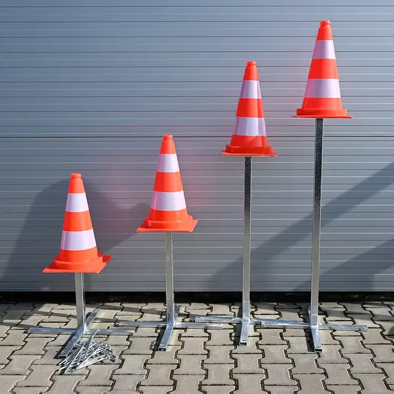 Zestaw stojaków z pachołkami na zawody strażackie