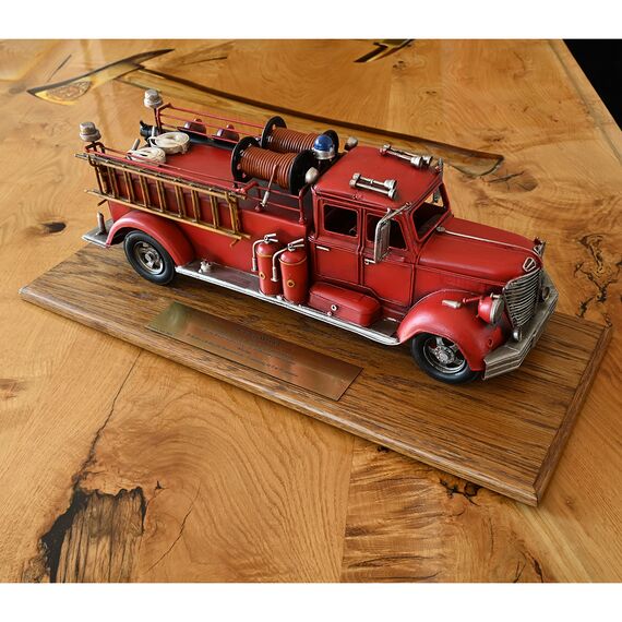 Samochód strażacki 50x17x18,5 cm w stylu retro - idealny prezent dla strażaka