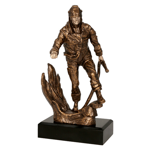 Statuetka strażak w płomieniach 26 cm - prezent dla strażaka