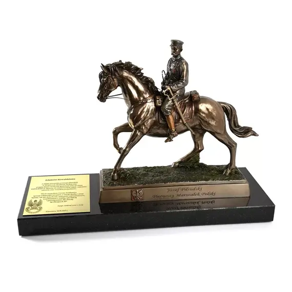 Statuetka Piłsudskiego z grawerem – marmurowa podstawa