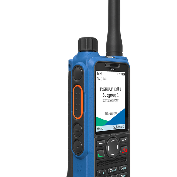 Hytera HP795Ex – tył z klipsem, portami i anteną GPS