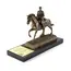 Statuetka Piłsudskiego z grawerem – marmurowa podstawa